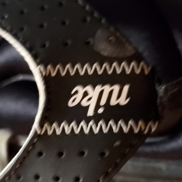 Womens Nike Flip-flops. Sz 8. Damage on one. See Photos. - Picture 3 of 7